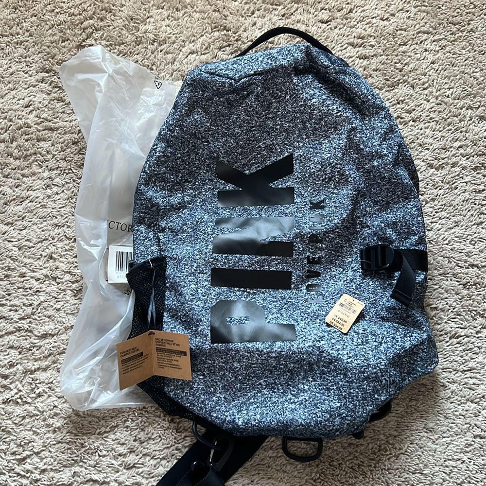 ✨ Victoria's Secret Pink Campus Convertible
Duffle Bag to Backpack - Picture 4 of 9